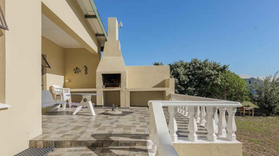 4 Bedroom Property for Sale in Struisbaai Western Cape